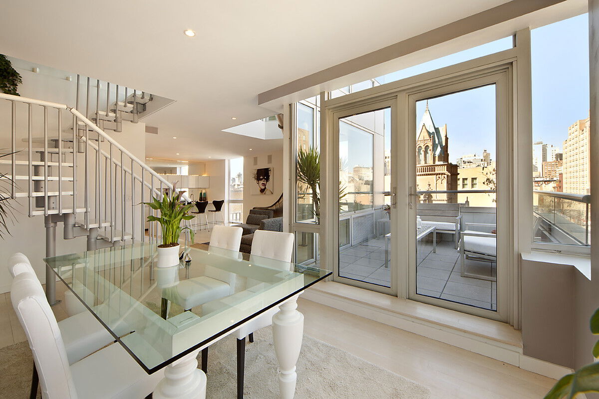 Luxurious Combined Living Room and Dining Room 