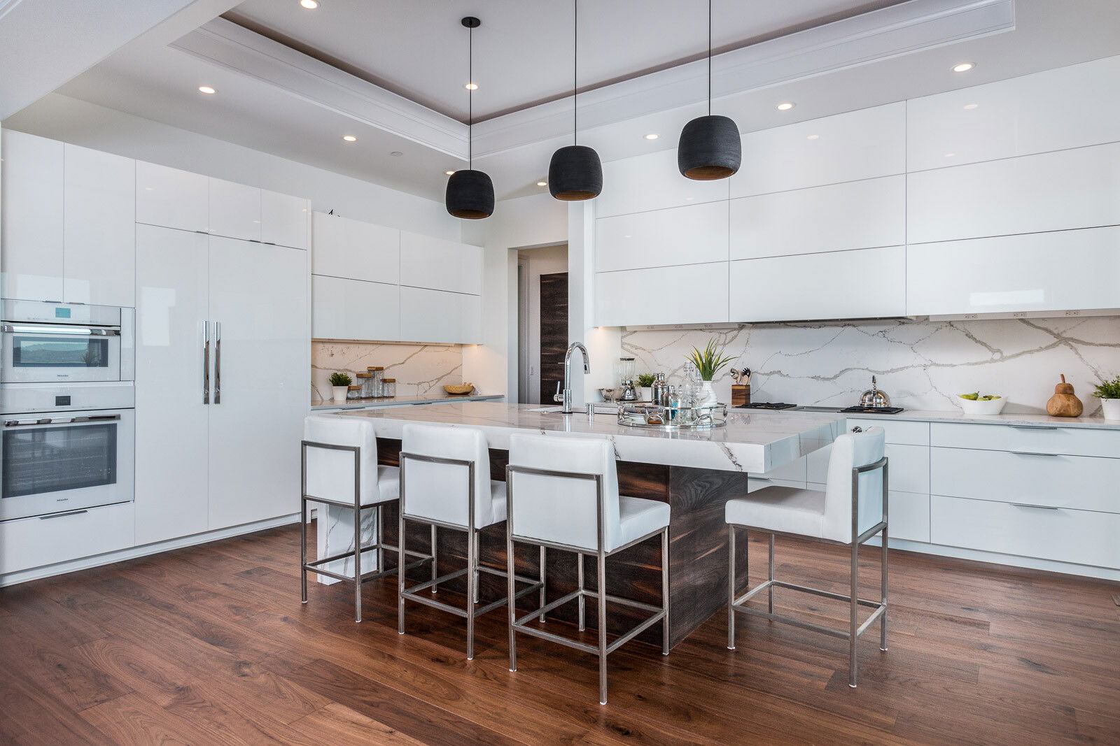 Modern White Kitchen Interior Design 