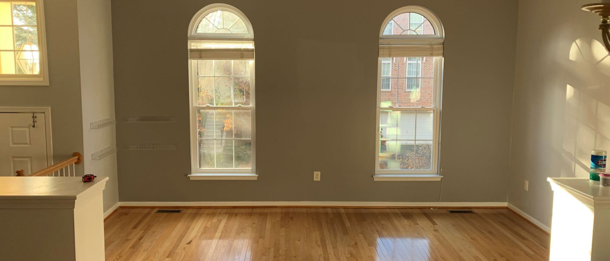 Sala de estar y comedor de townhome moderno - Foto antes