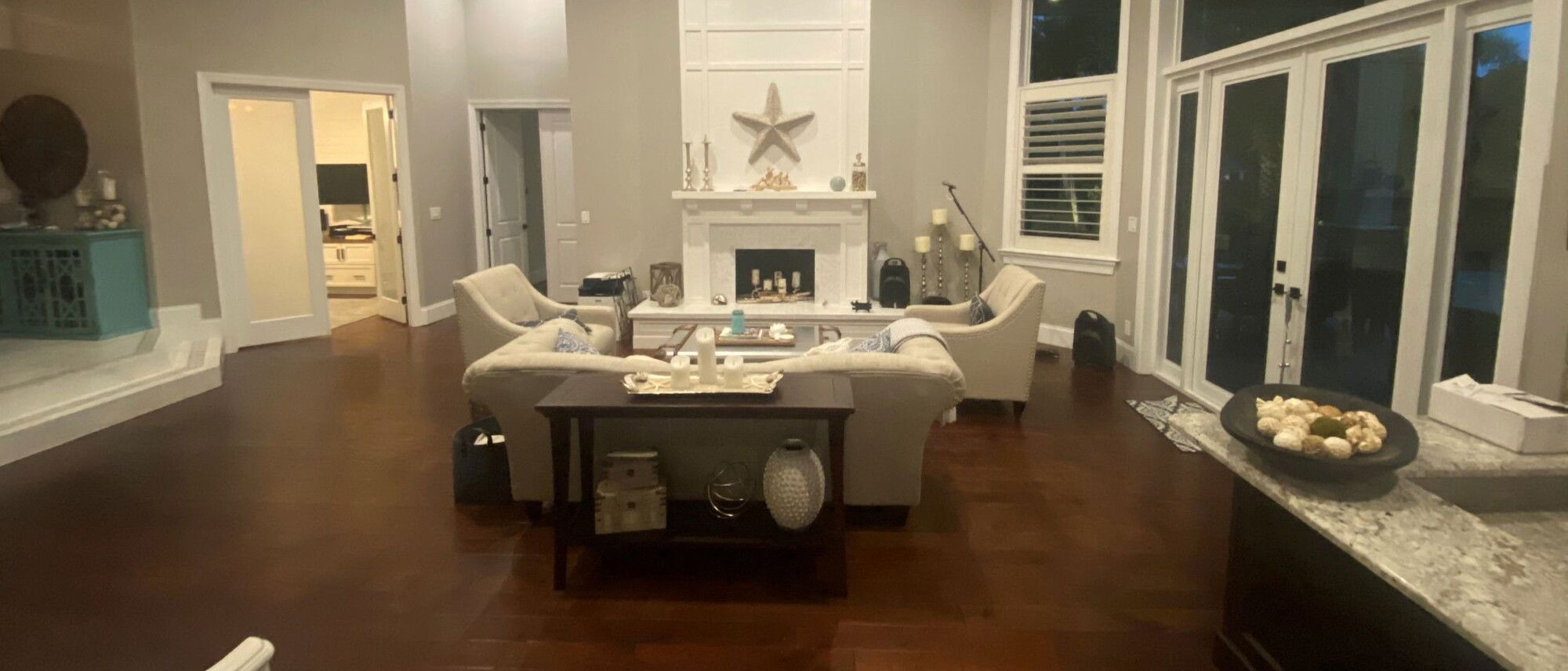Sala de Estilo de Playa Moderno - Foto Antes