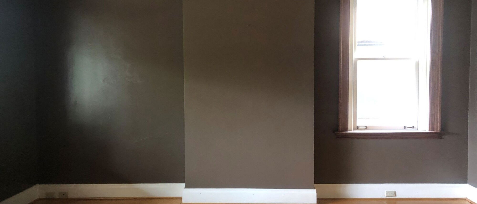 Sala de estar pequeña de estilo moderno de mediados de siglo - Foto antes