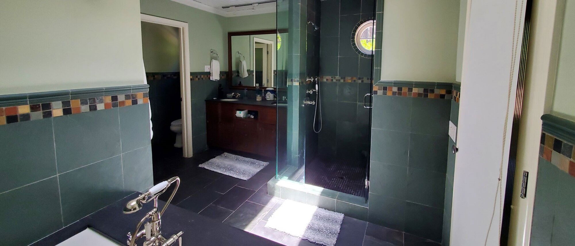Transformación de baño neutro con madera elegante - Foto antes