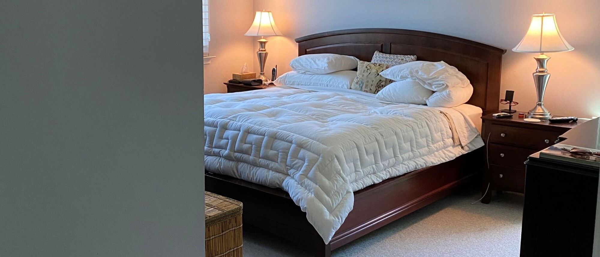 Diseño de interiores para un dormitorio principal pequeño y sereno - Foto antes
