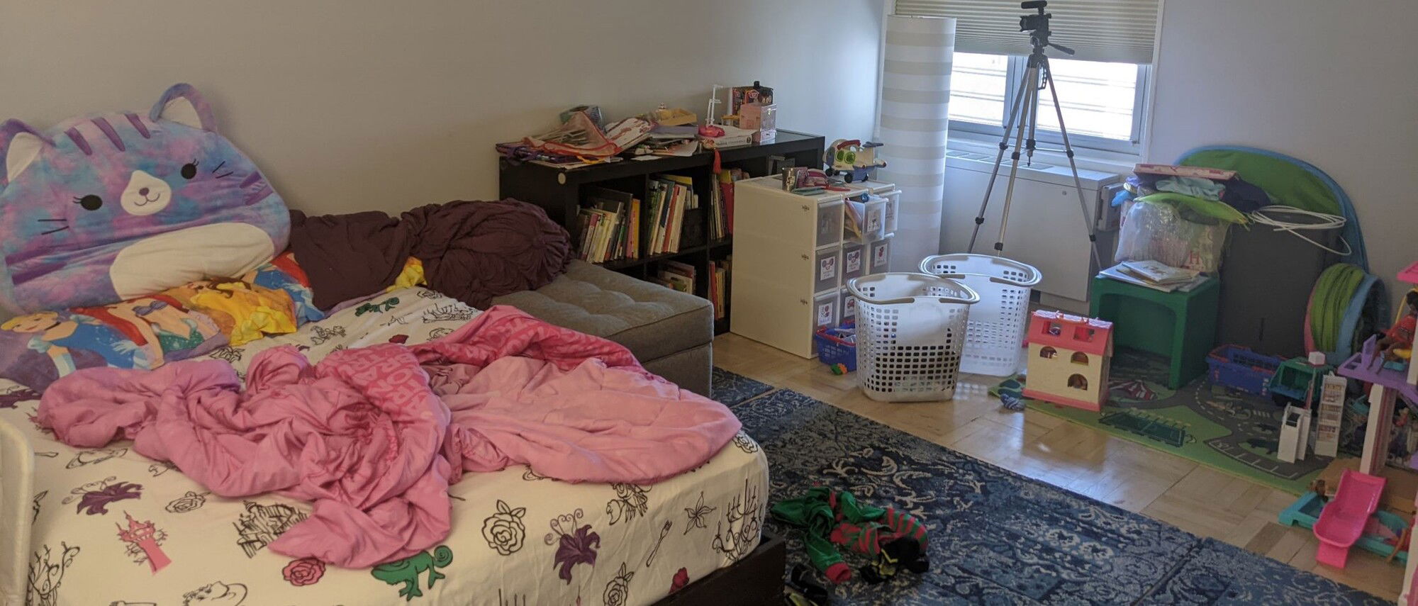 Diseño de interior de dormitorio colorido y ecléctico para niña - Foto antes