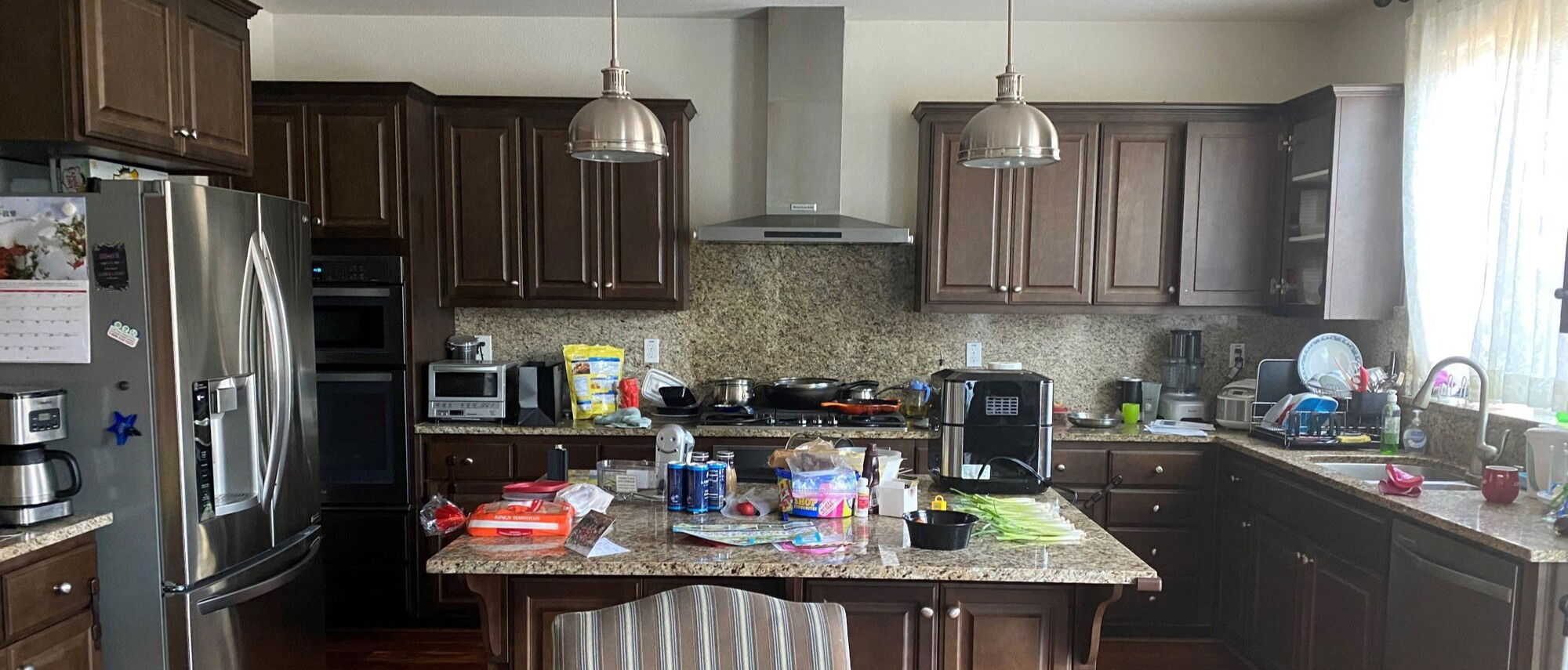 Renovación de Cocina Elegante con Gabinetes Oscuros- Foto del Antes