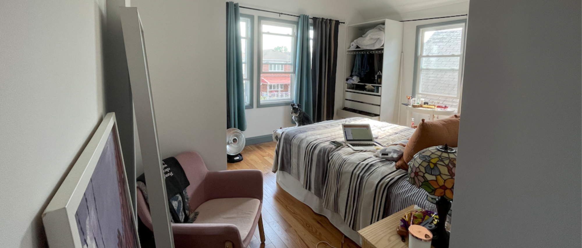 Diseño de dormitorio verde relajante - Foto antes