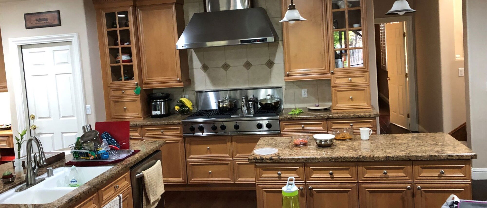 Diseño Moderno Combinado de Sala y Cocina - Foto Antes