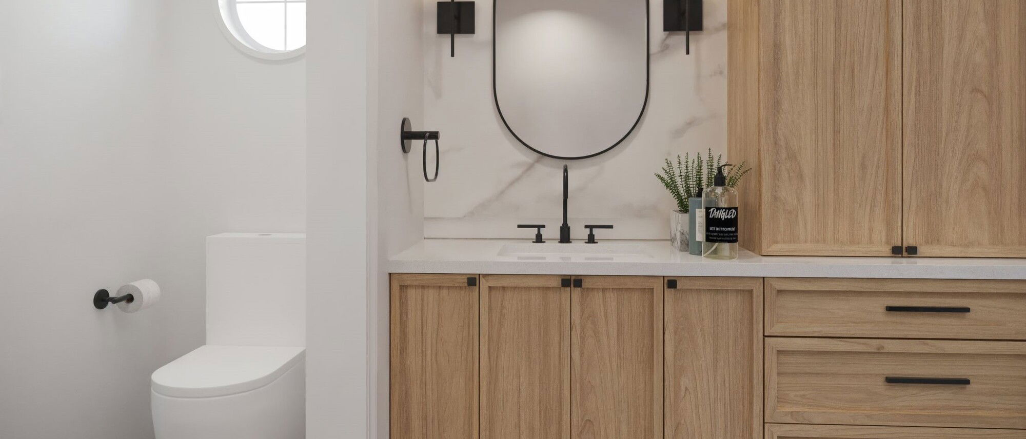 Transformación de baño neutro con madera elegante - Render después