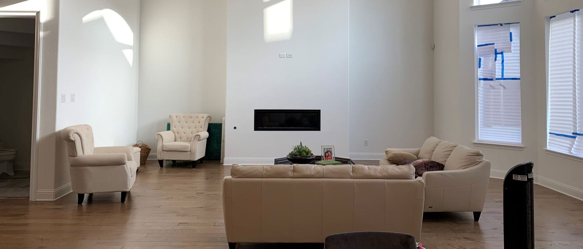 Diseño de Sala/Comedor y Cocina en Blanco y Negro - Foto Antes
