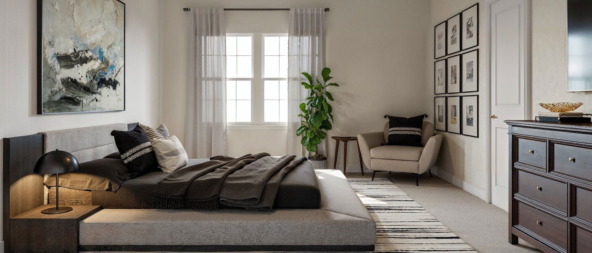 Casa moderna neutral con estantes de vino por diseñadores de interiores en Alexandria, Virginia