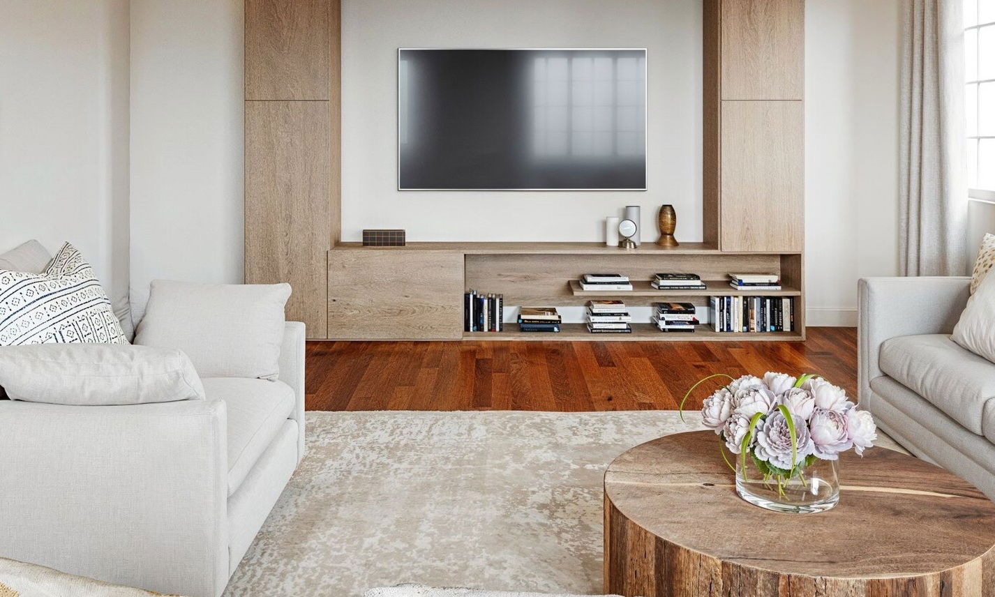 Spacious Living Room with Ceiling Beams Design