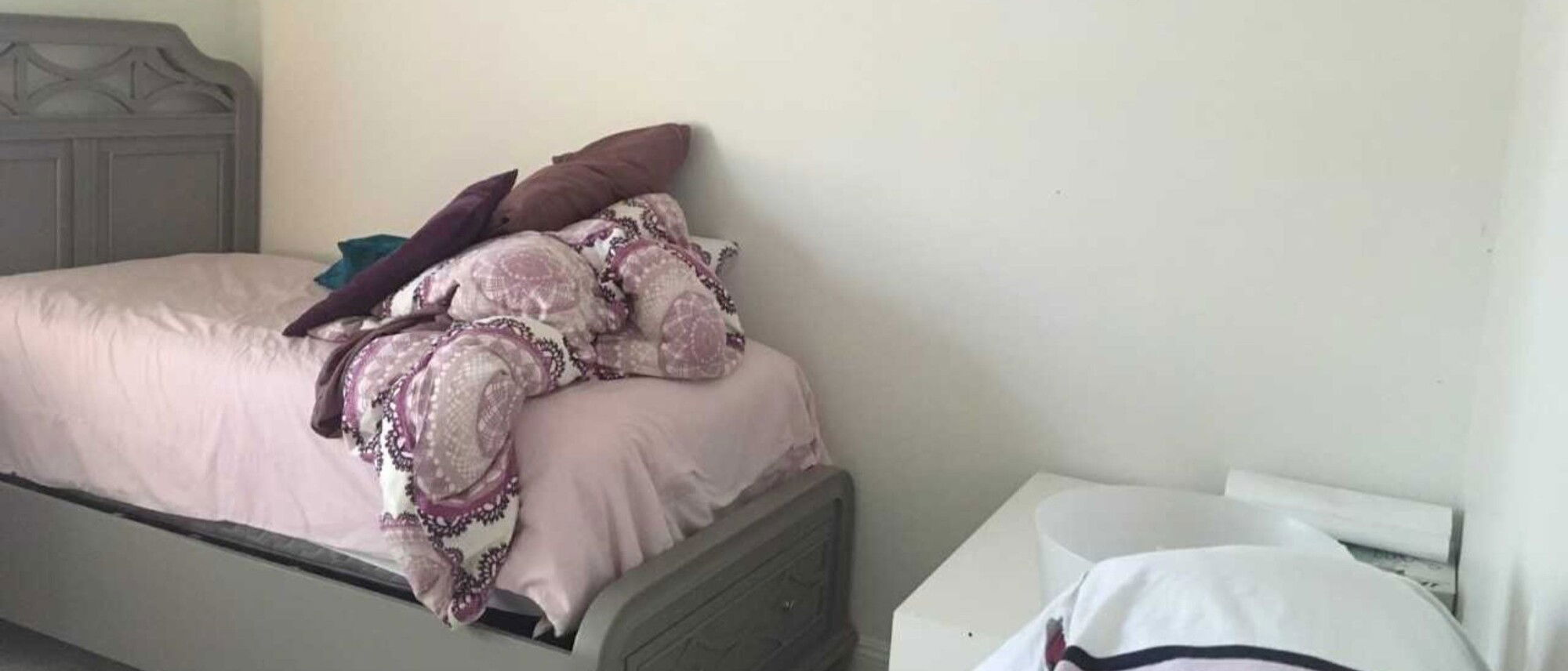 Transformación de dormitorio femenino dulce - Foto antes