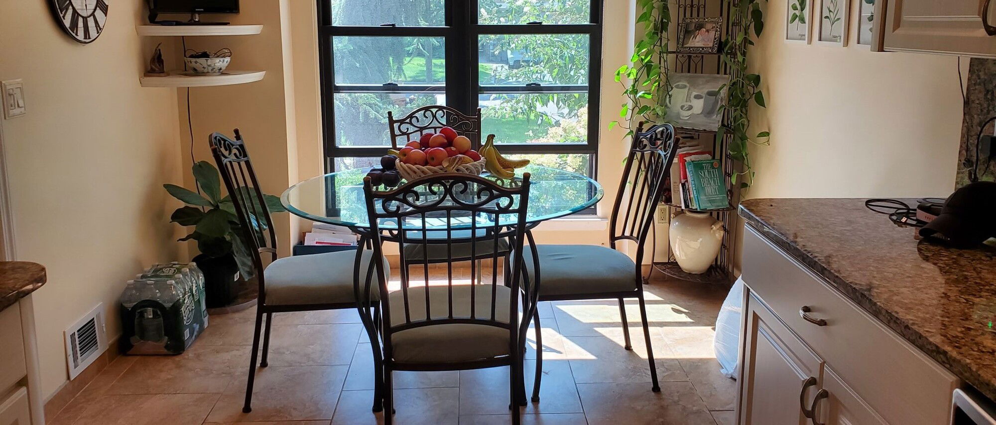Remodelación de casa transicional con acentos de menta - Foto antes
