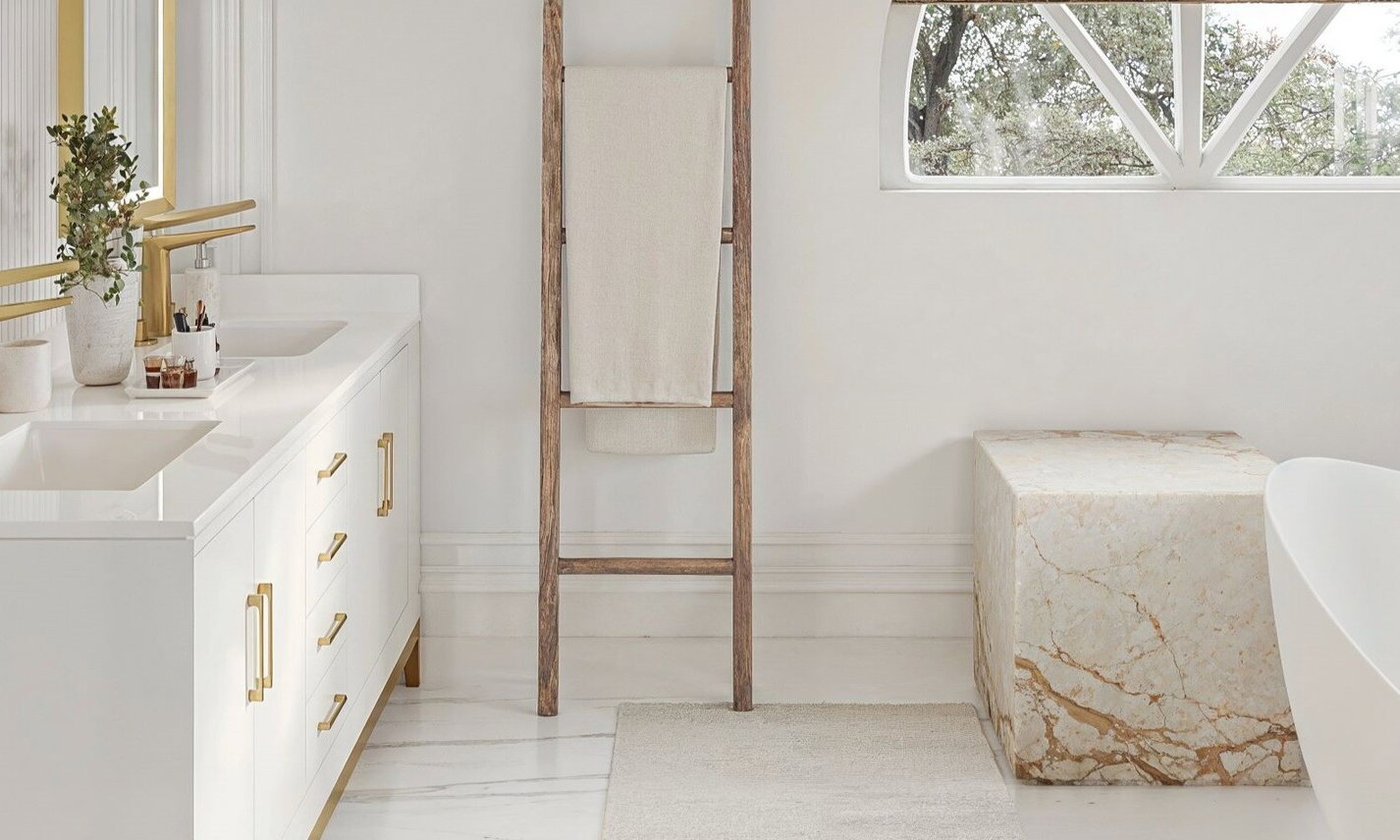 Remodelación elegante de baño ensuite por diseñadores de interiores en Bridgeport, Connecticut