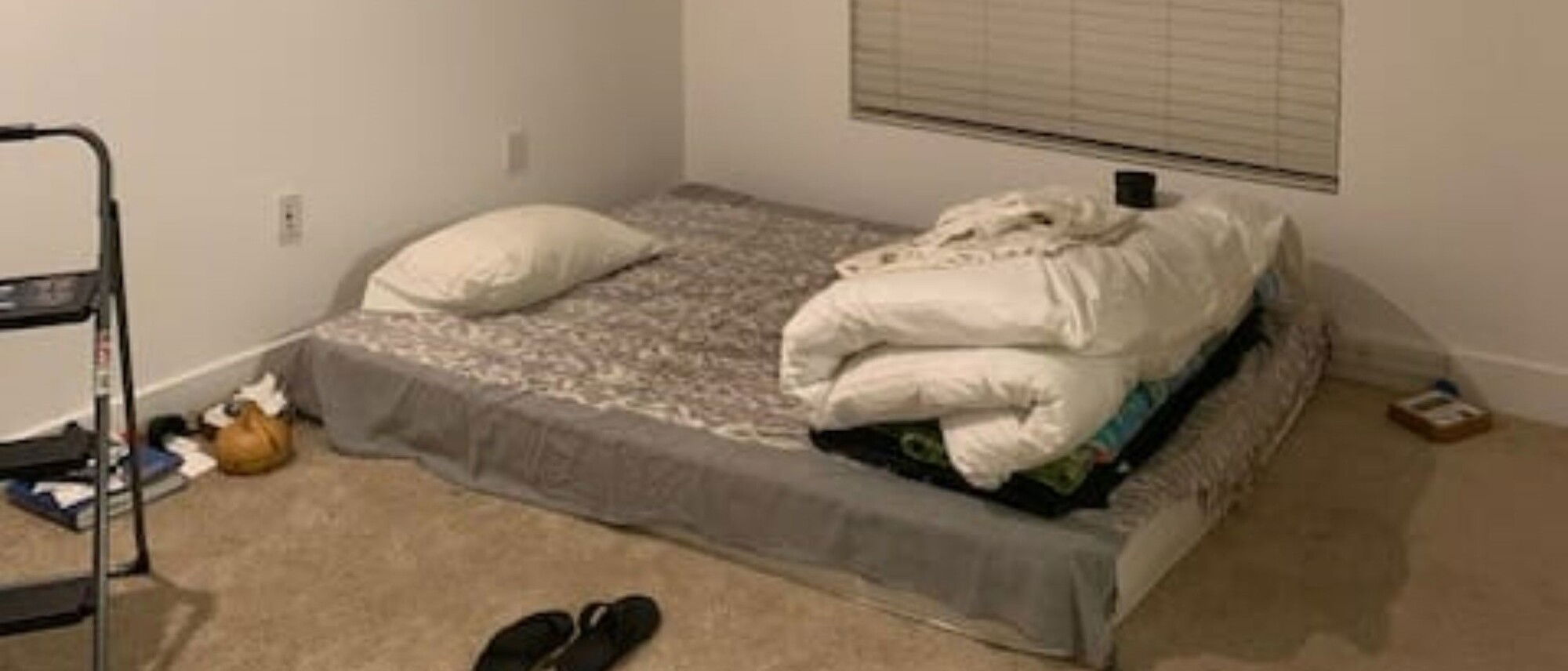 Diseño de interior de dormitorio masculino lujoso y acogedor - Foto antes