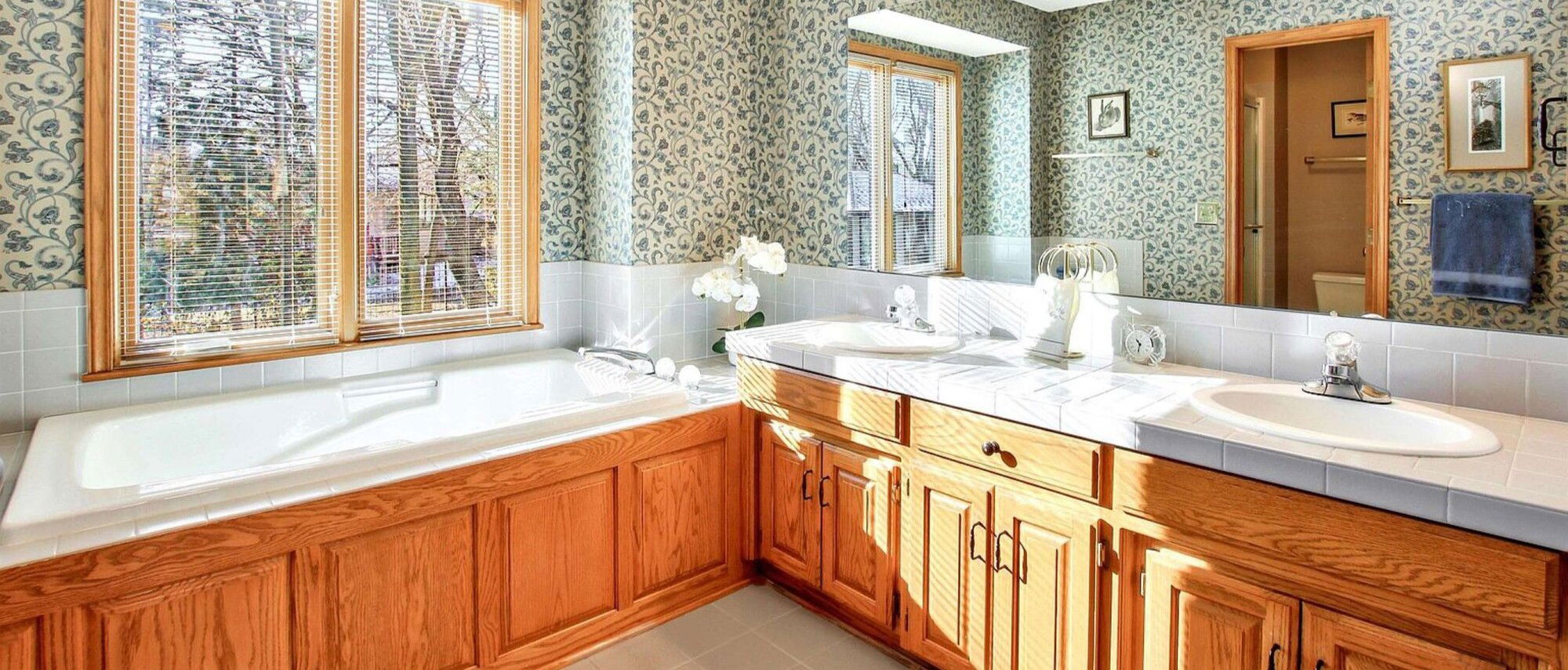 Diseño de Baño Principal Moderno y Lujoso - Foto Antes