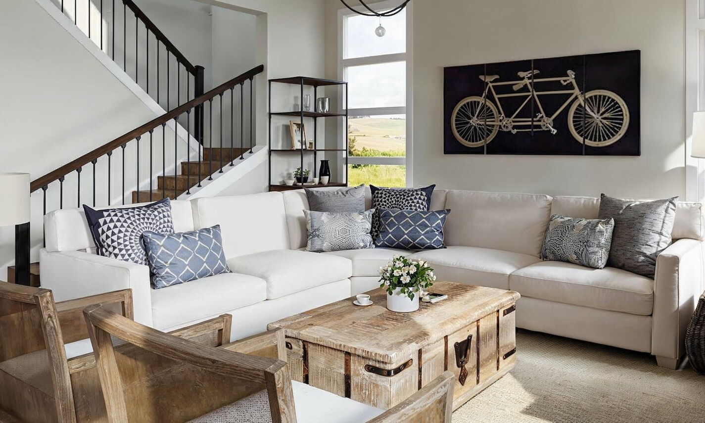 Sala/comedor de casa de campo moderna por los mejores diseñadores de interiores de Seattle