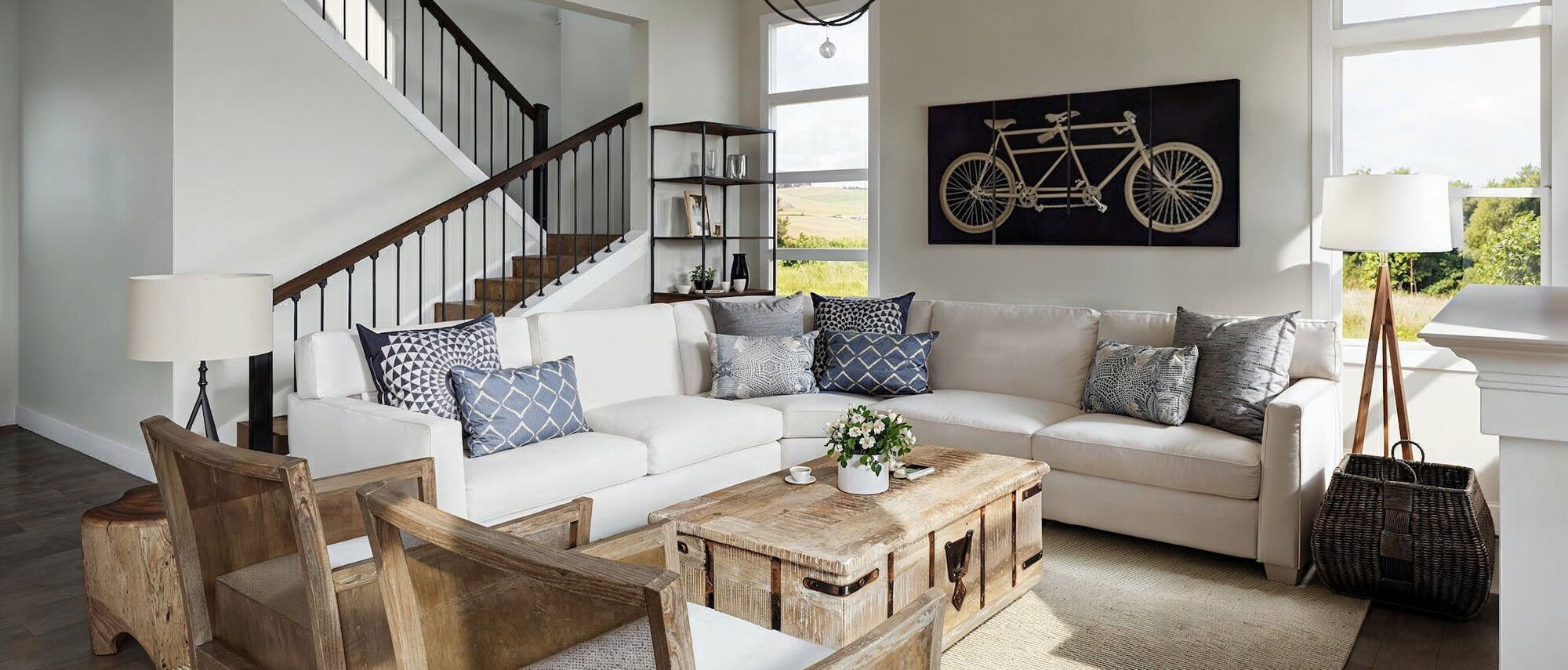 Sala/comedor de casa de campo moderna por los mejores diseñadores de interiores de Seattle