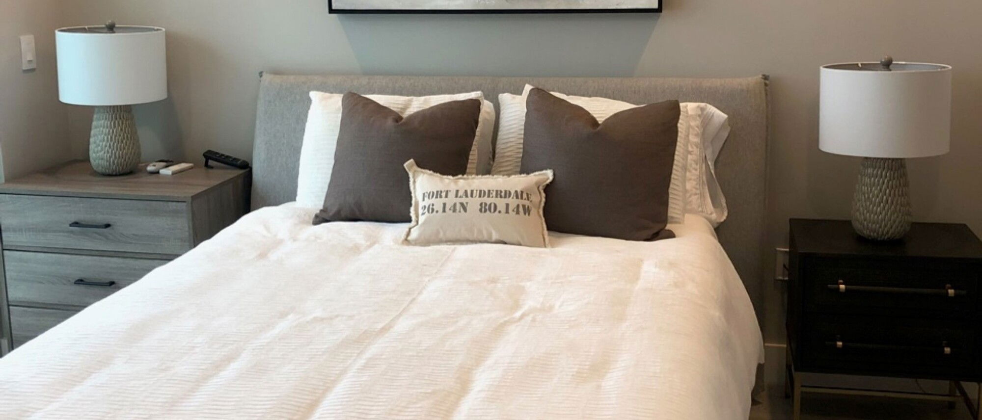 Diseño de dormitorio con papel tapiz plateado elegante - Foto antes