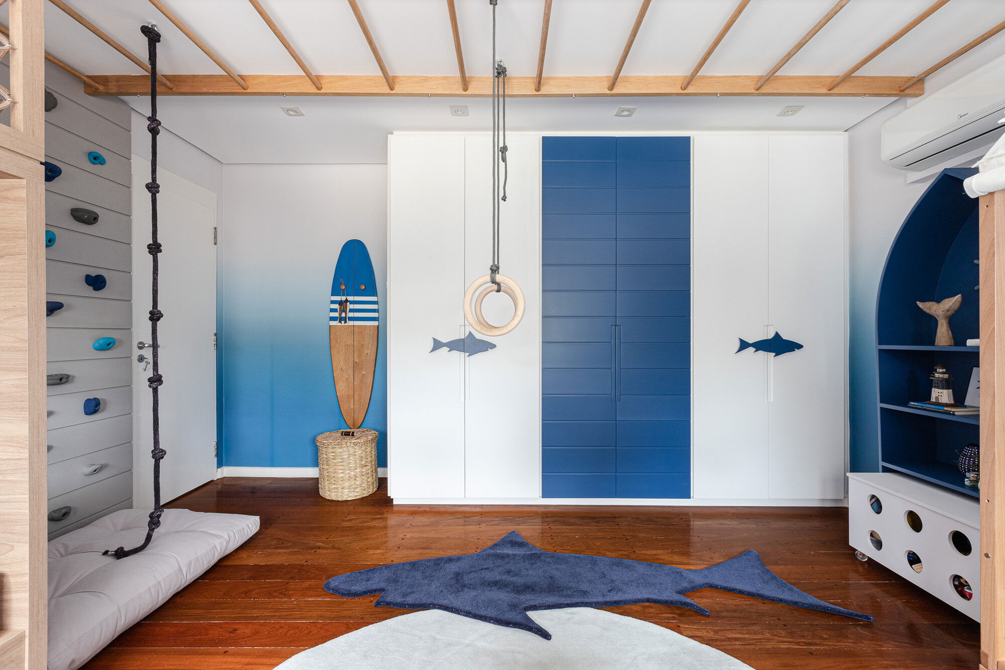 Diseño de interiores de habitación infantil con tema moderno de océano