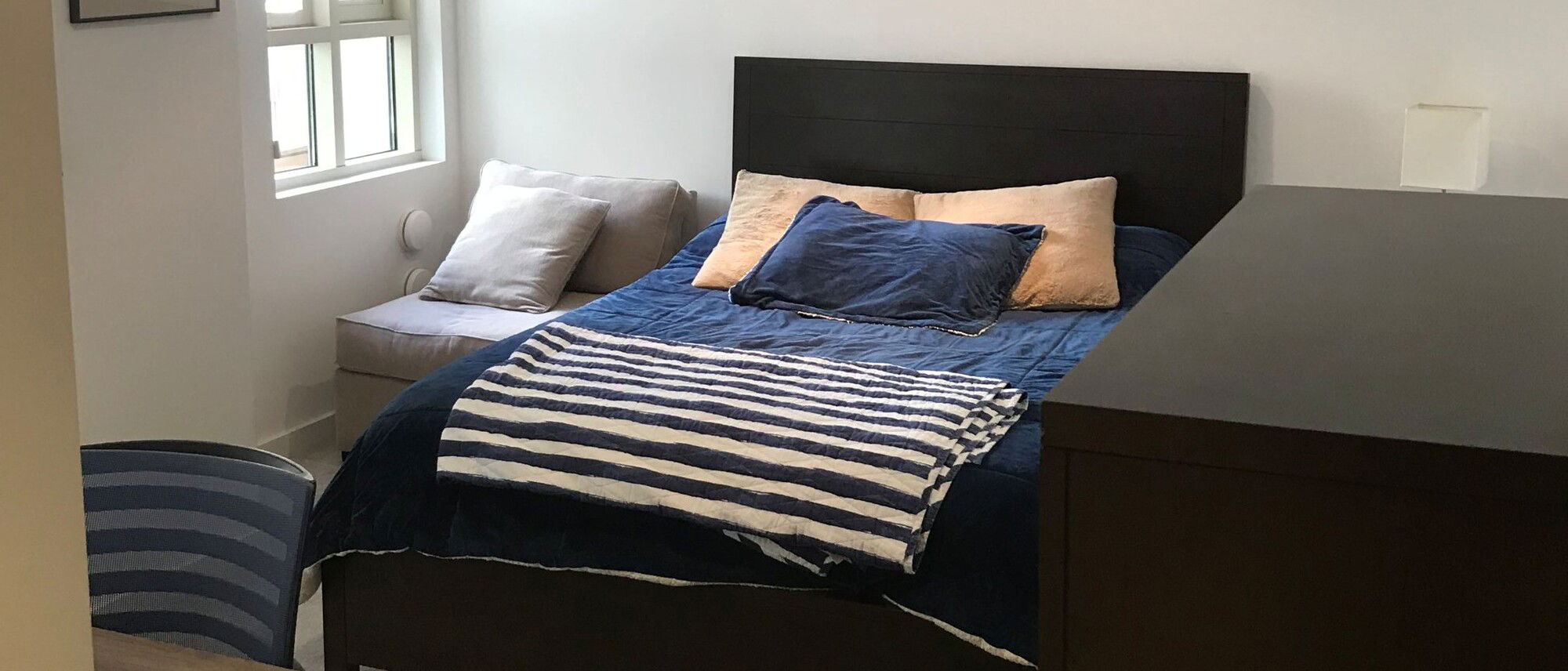 Dormitorio Minimalista con Diseño de Oficina en Casa - Foto Antes