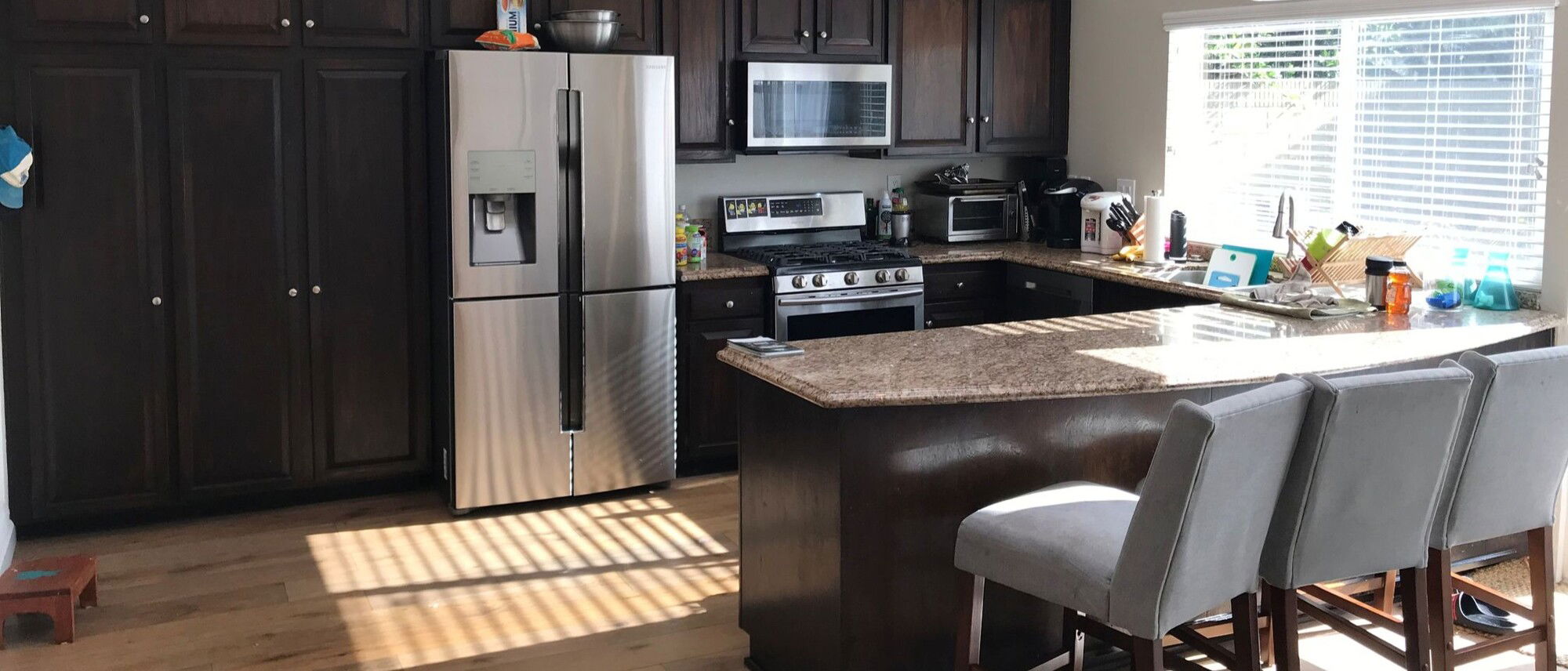 Remodelación de cocina transicional con techo abovedado - Foto antes