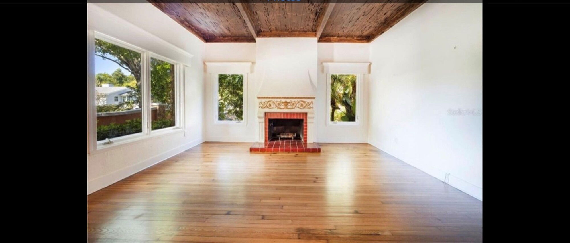 Diseño de sala de estar mediterránea con techo de madera - Foto antes