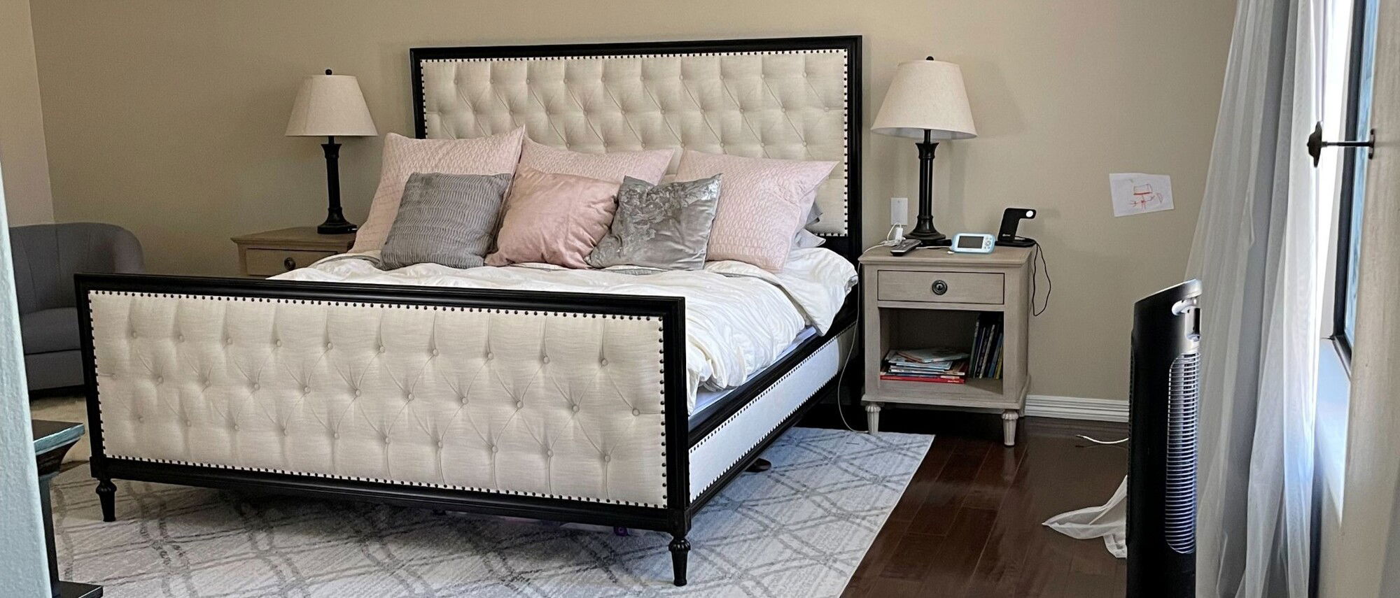 Dormitorio Inspirador Con Diseño de Muebles Grandes - Foto Antes