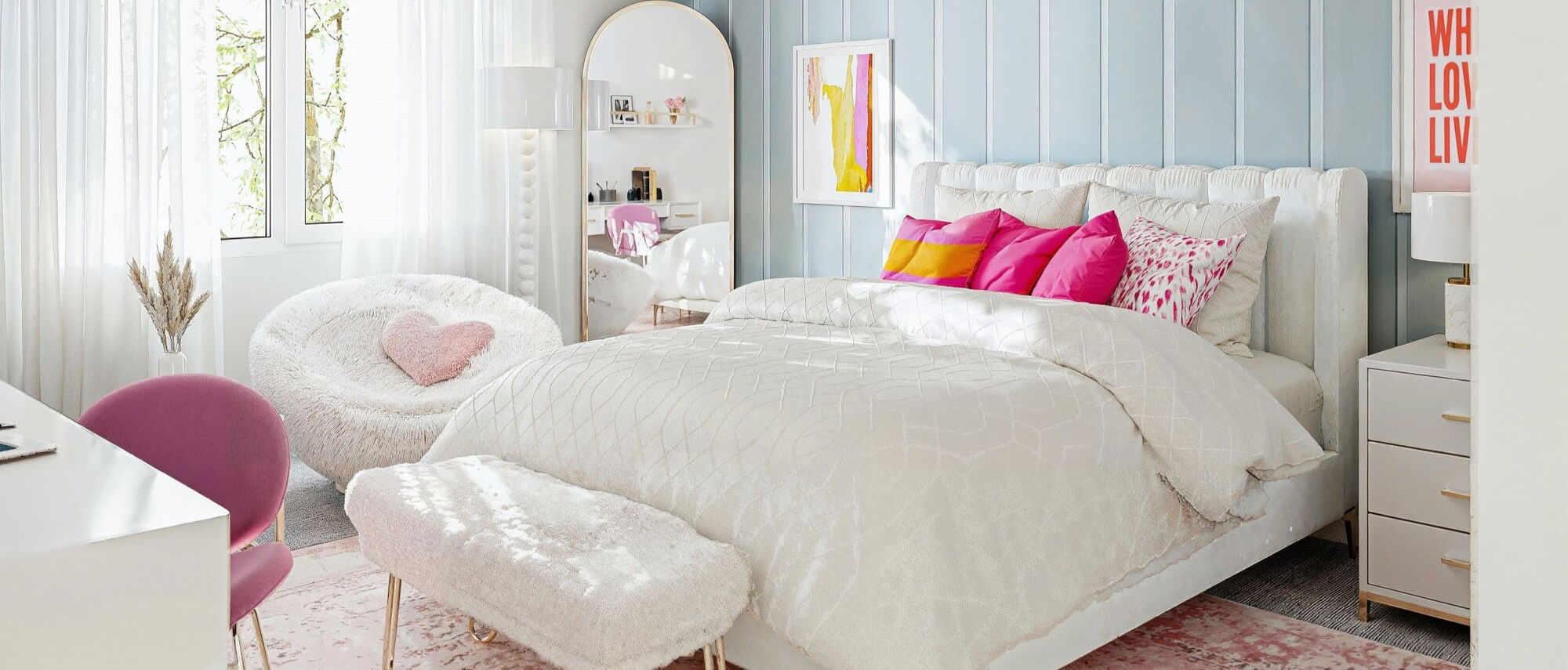 Habitación Neutral Femenina con Toques de Rosa - Renderizado Después
