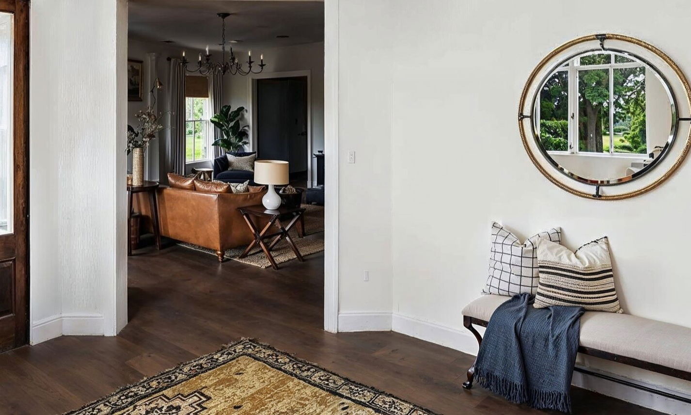 Hogar ecléctico cálido con chimenea de ladrillo blanco por los mejores diseñadores de interiores de Knoxville