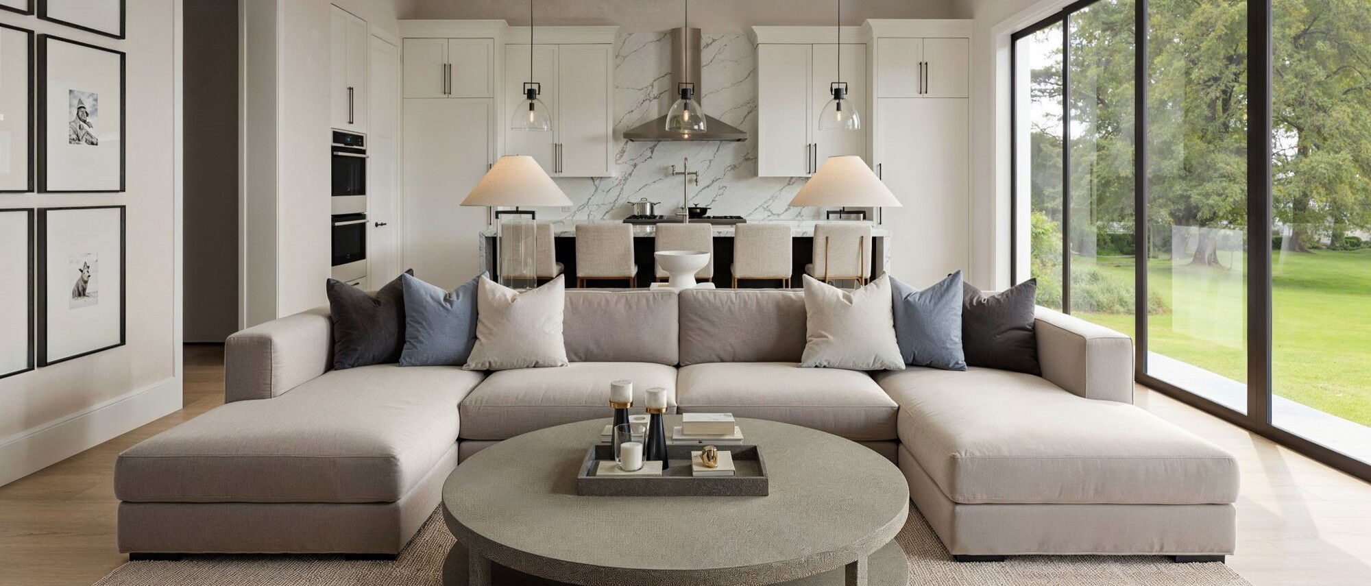 Sala de Estar y Cocina de Concepto Abierto Contemporánea