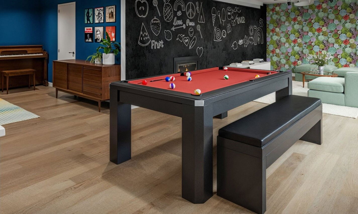 Sótano de entretenimiento familiar divertido con piano por diseñadores de interiores asequibles de Seattle