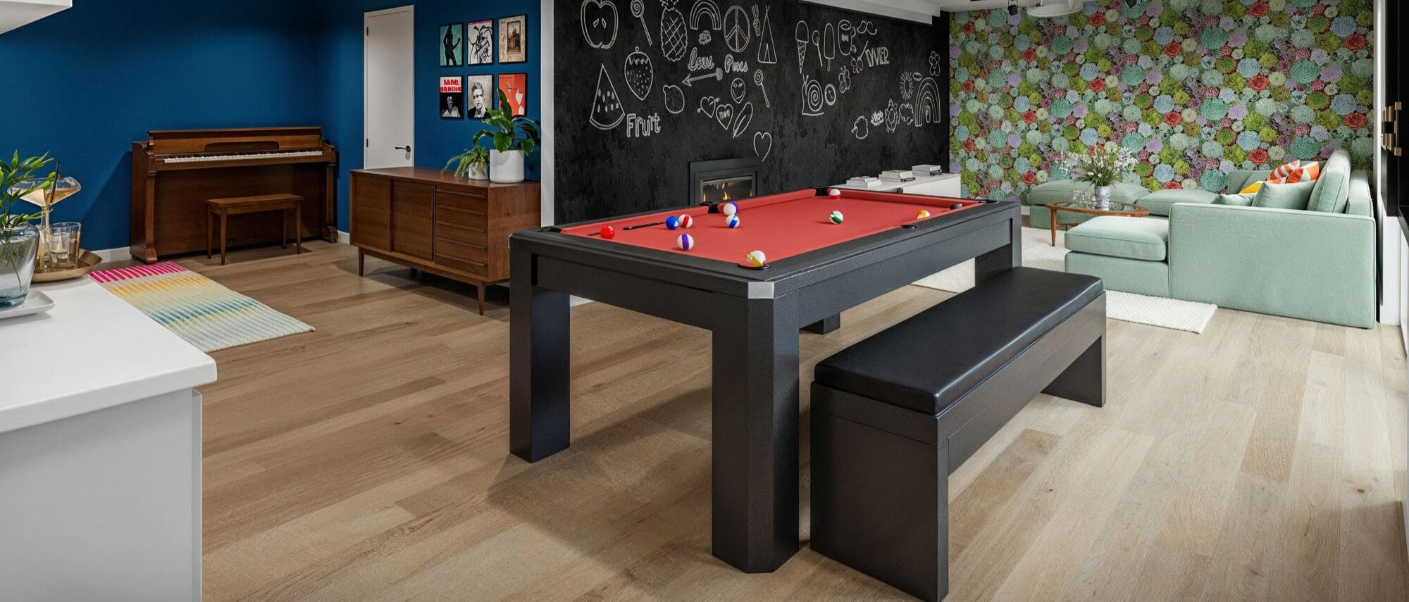 Sótano de entretenimiento familiar divertido con piano por diseñadores de interiores asequibles de Seattle