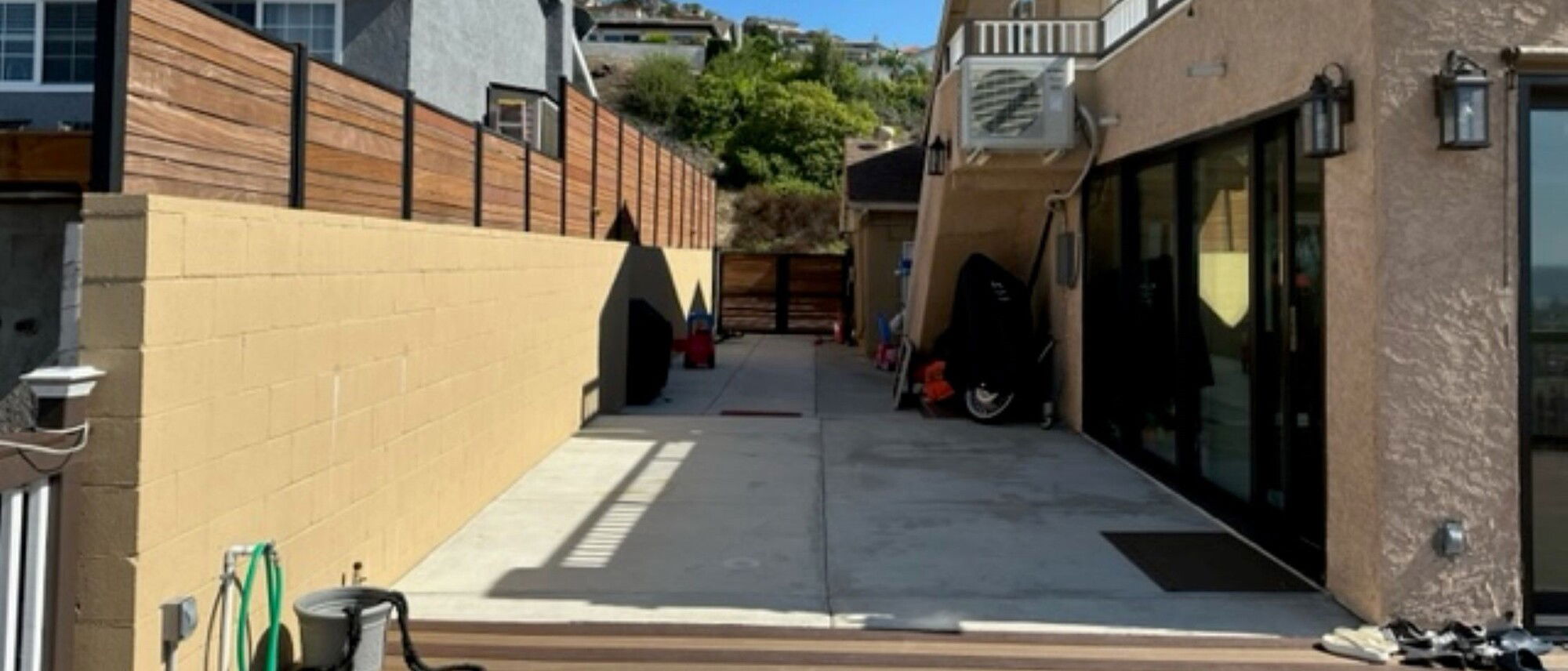 Diseño Moderno de Área de Parrilla y Bar en el Patio - Foto Antes