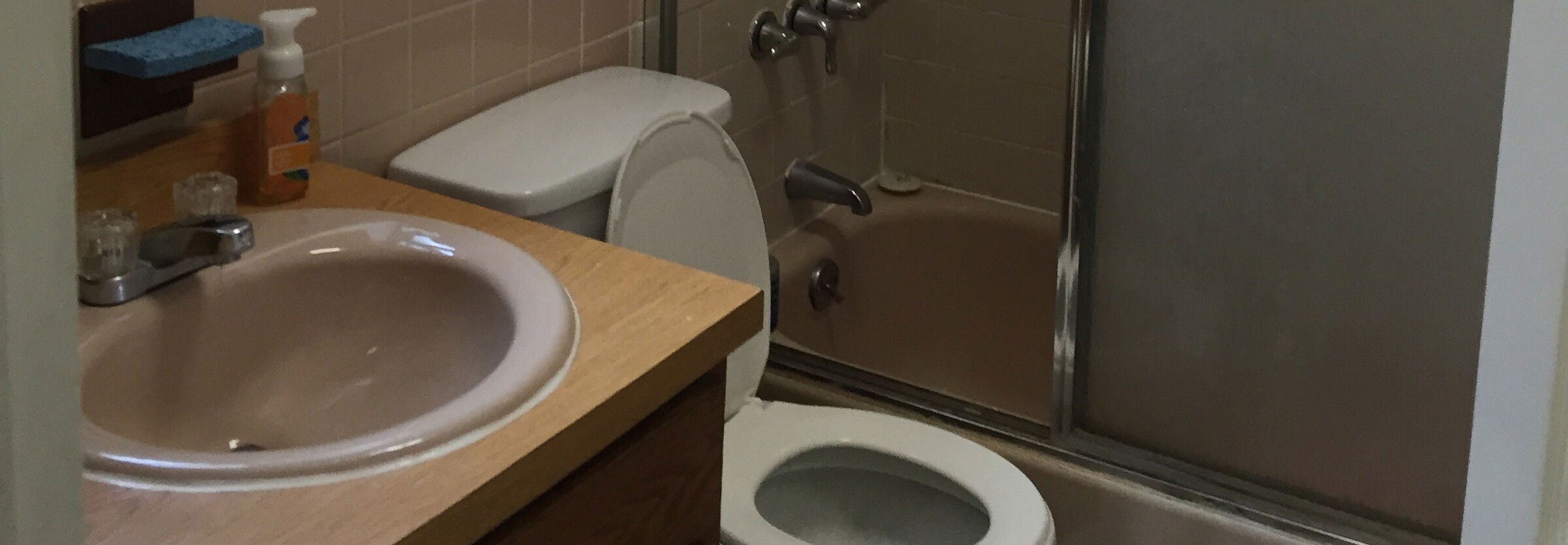 Diseño de baño blanco moderno y elegante - Foto antes
