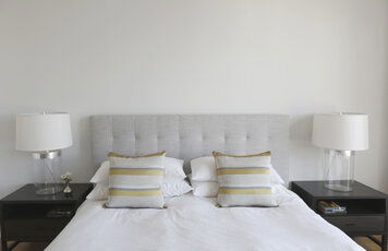 Online design Contemporary Bedroom by Leonora M. thumbnail