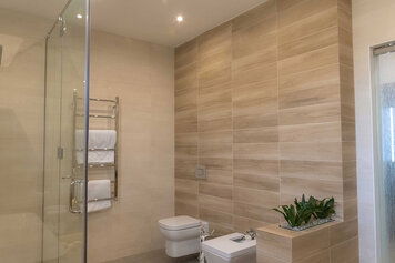 Online design Modern Bathroom by Sophio J. thumbnail
