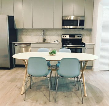 Online design Modern Dining Room by Laura C. thumbnail