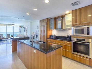 Online design Modern Kitchen by Henrika T. thumbnail