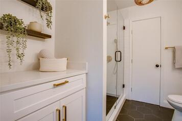 Online design Modern Bathroom by Ivonne O. thumbnail