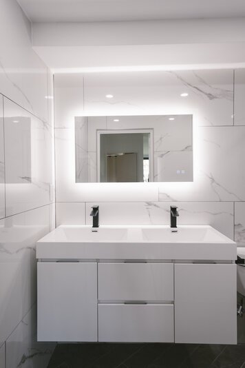 Online design Modern Bathroom by Kyra V. thumbnail