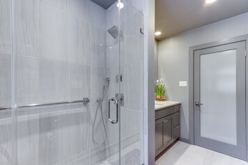 Online design Modern Bathroom by Audrey P. thumbnail