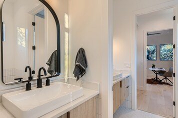 Online design Transitional Bathroom by Marisol O. thumbnail