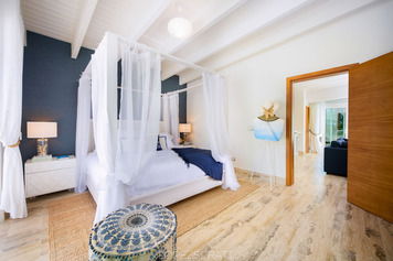 Online design Beach Bedroom by Taize M. thumbnail