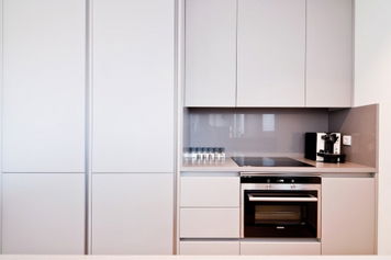 Online design Modern Kitchen by Henrika T. thumbnail