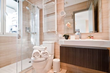 Online design Modern Bathroom by Henrika T. thumbnail