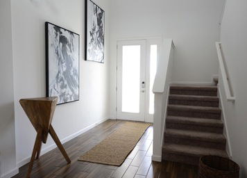 Online design Contemporary Hallway/Entry by Heidy F. thumbnail