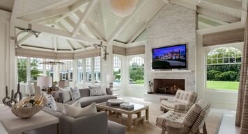 Online design Contemporary Living Room by Tammy M. thumbnail