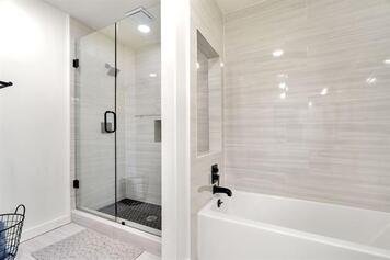Online design Contemporary Bathroom by Ivonne O. thumbnail