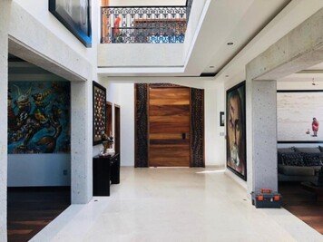 Online design Contemporary Hallway/Entry by Vladimir H. thumbnail